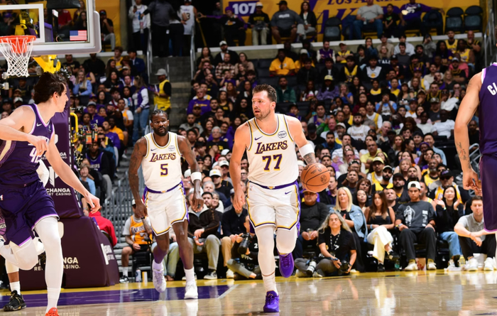 九游体育平台-东契奇故意滑倒轰进神仙三分，赛后说是故意的！连续两场三节打卡|国王|湖人|卢卡-东契奇|洛杉矶湖人队|nba_新浪体育_新浪新闻